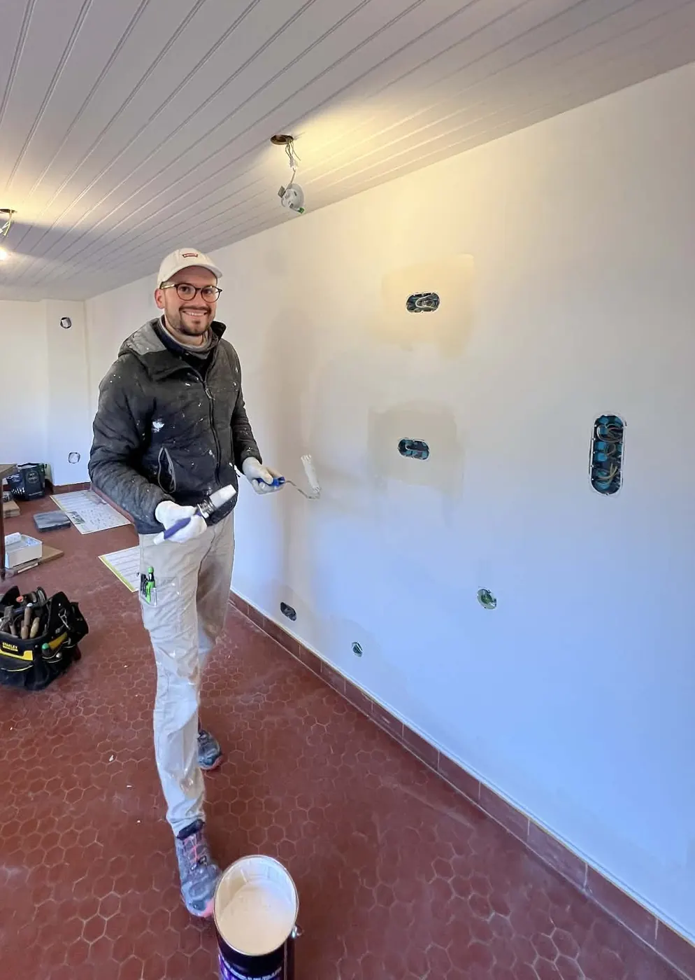 Baptiste sur un chantier, rouleau à la main