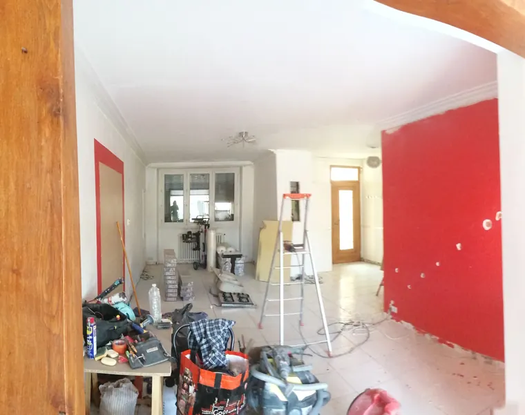 Le salon pendant les travaux, mur rouge et outillage au sol
