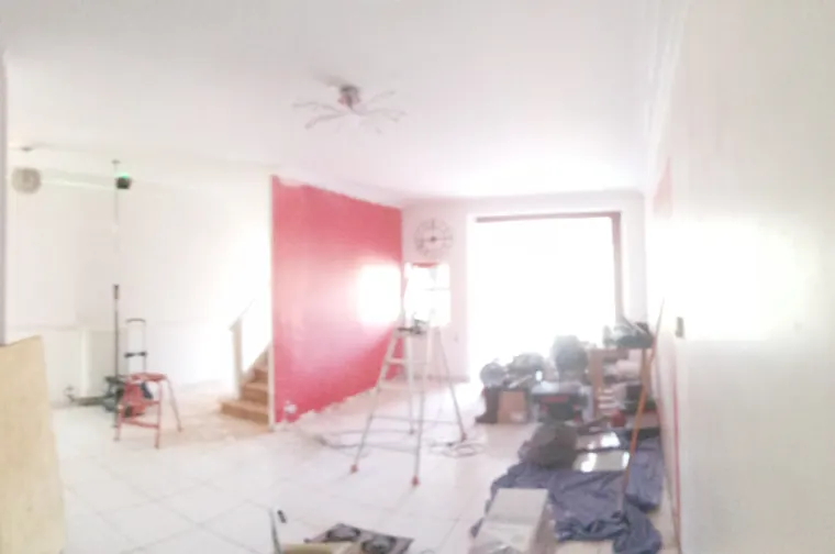 Une pièce en travaux, échelle et outillage