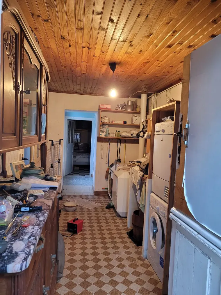 La buanderie avant les travaux, plafond en lambris, meubles anciens