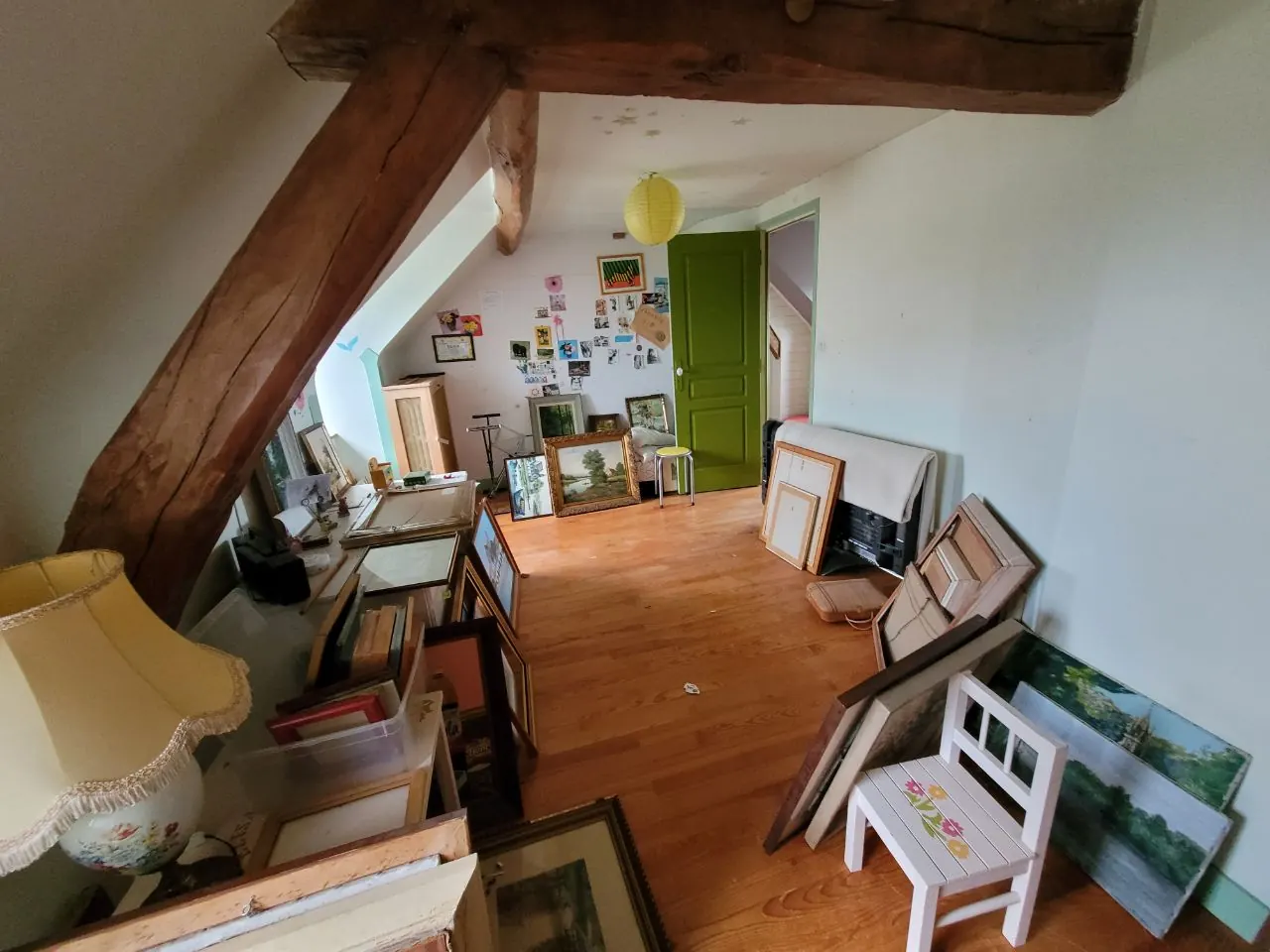 La même chambre avant les travaux, encombrée