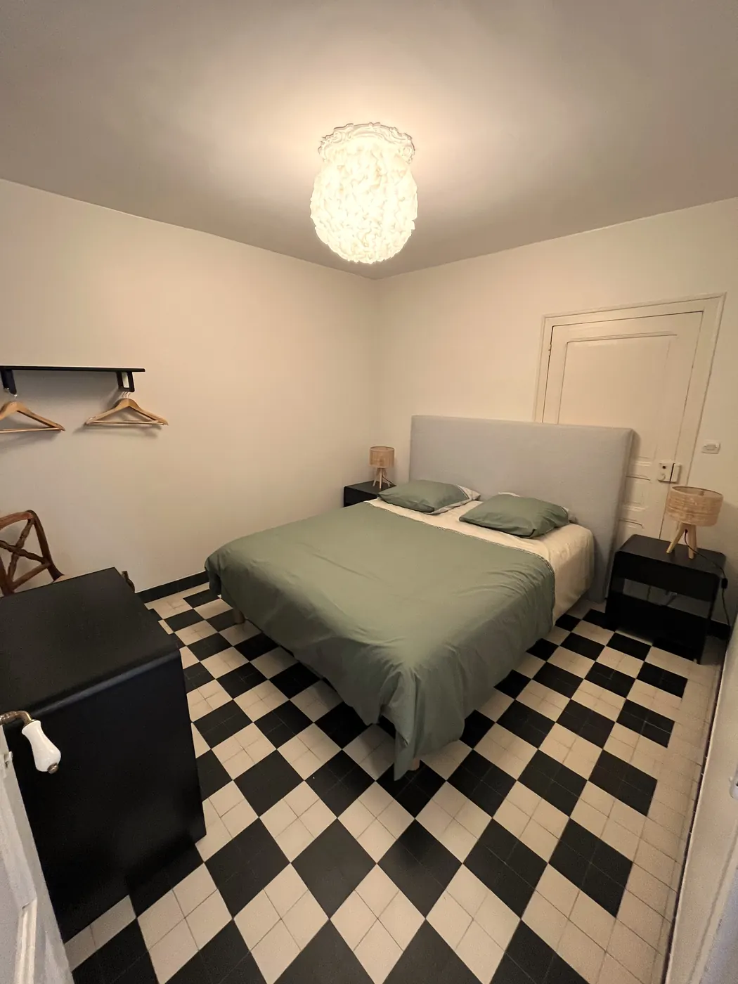 La chambre rénovée, lit sur le sol en damier conservé