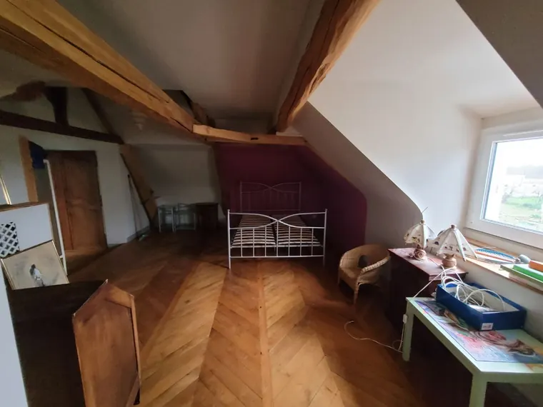La chambre de l'étage avant les travaux, poutres et parquet à chevrons
