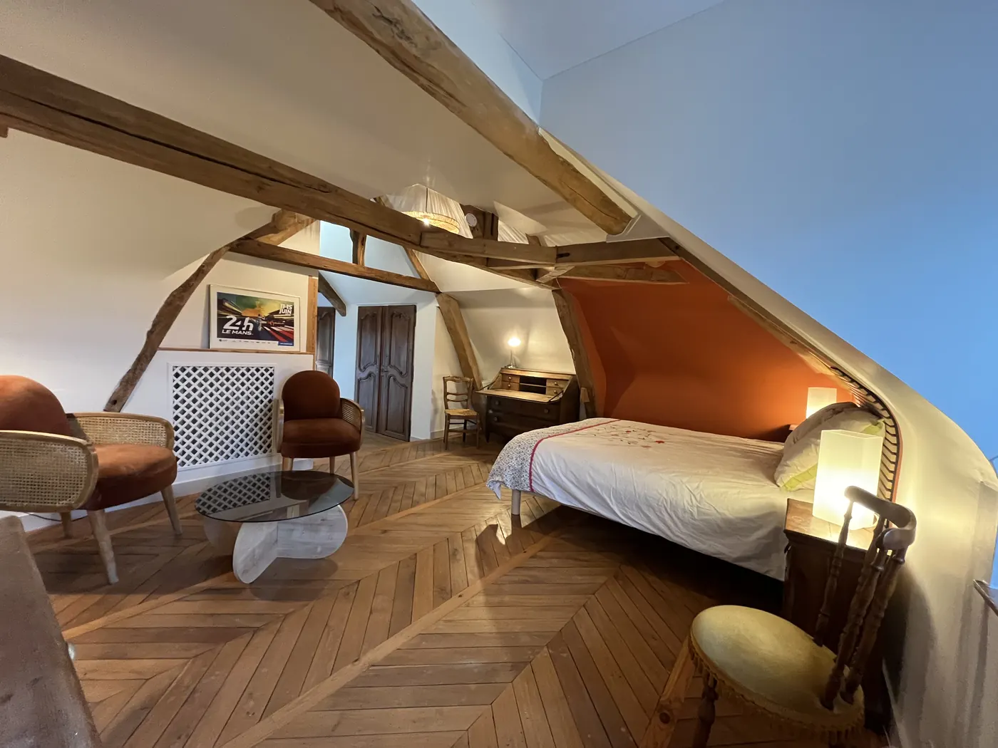 La chambre mansardée rénovée, poutres apparentes, parquet à chevrons