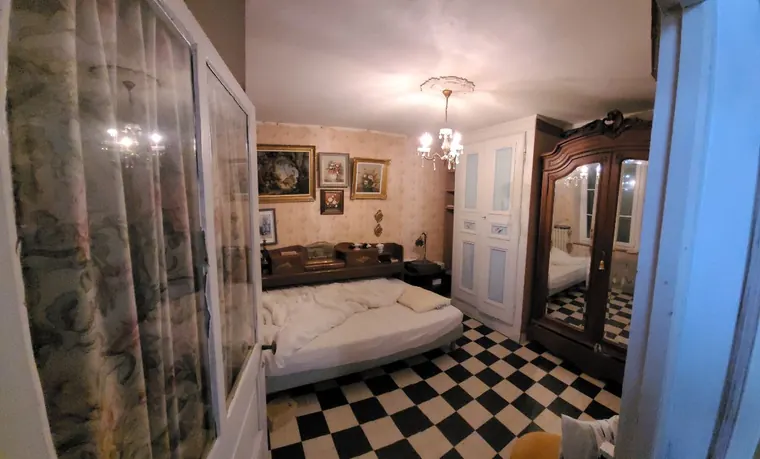 La chambre du rez-de-chaussée avant les travaux, sol en damier