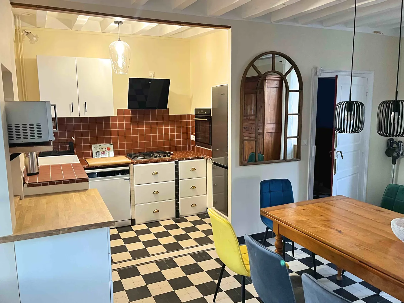 La cuisine rénovée, sol en damier, table en bois
