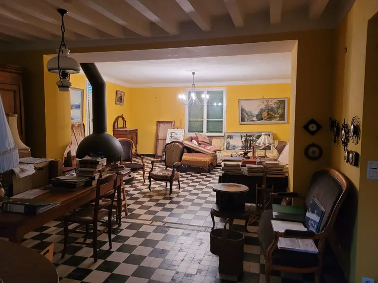 Le salon avant les travaux, vu vers la fenêtre, murs jaunes