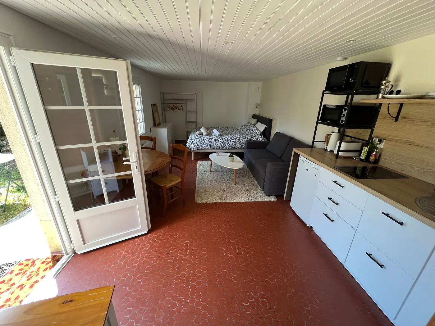 Le studio rénové, cuisine blanche, tomettes, canapé