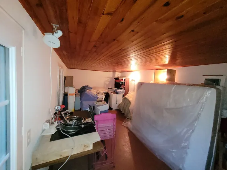 Le studio avant les travaux, plafond en lambris, matelas debout